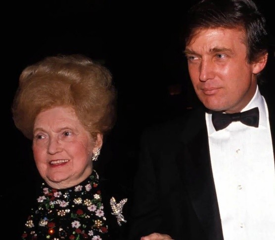 特朗普年轻时的颜值像猫王,特朗普年轻时帅气