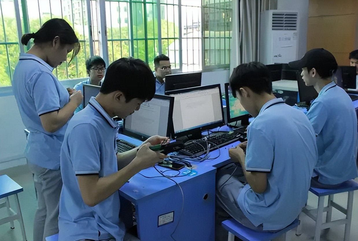 2023高考热门专业更新榜单，计算机未进前五，前三甲就业率比较高