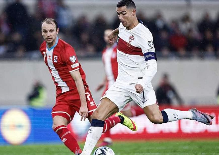 c罗被空气绊倒,c罗被绊倒站起来叉腰