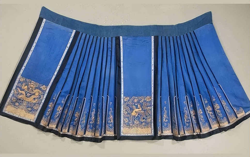 迪奥抄袭中国马面裙，韩国说青花瓷是他们的，文化挪用何时休