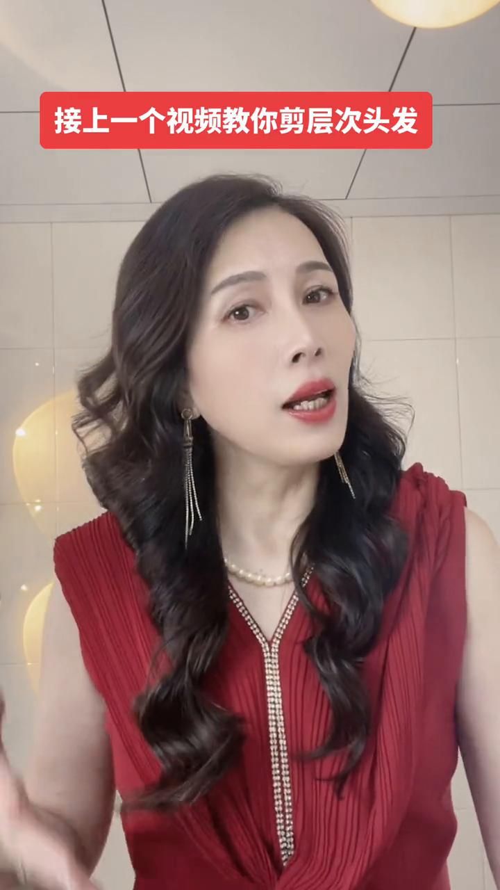 我是美发师助教图片,专业理发师教你在家剪头发