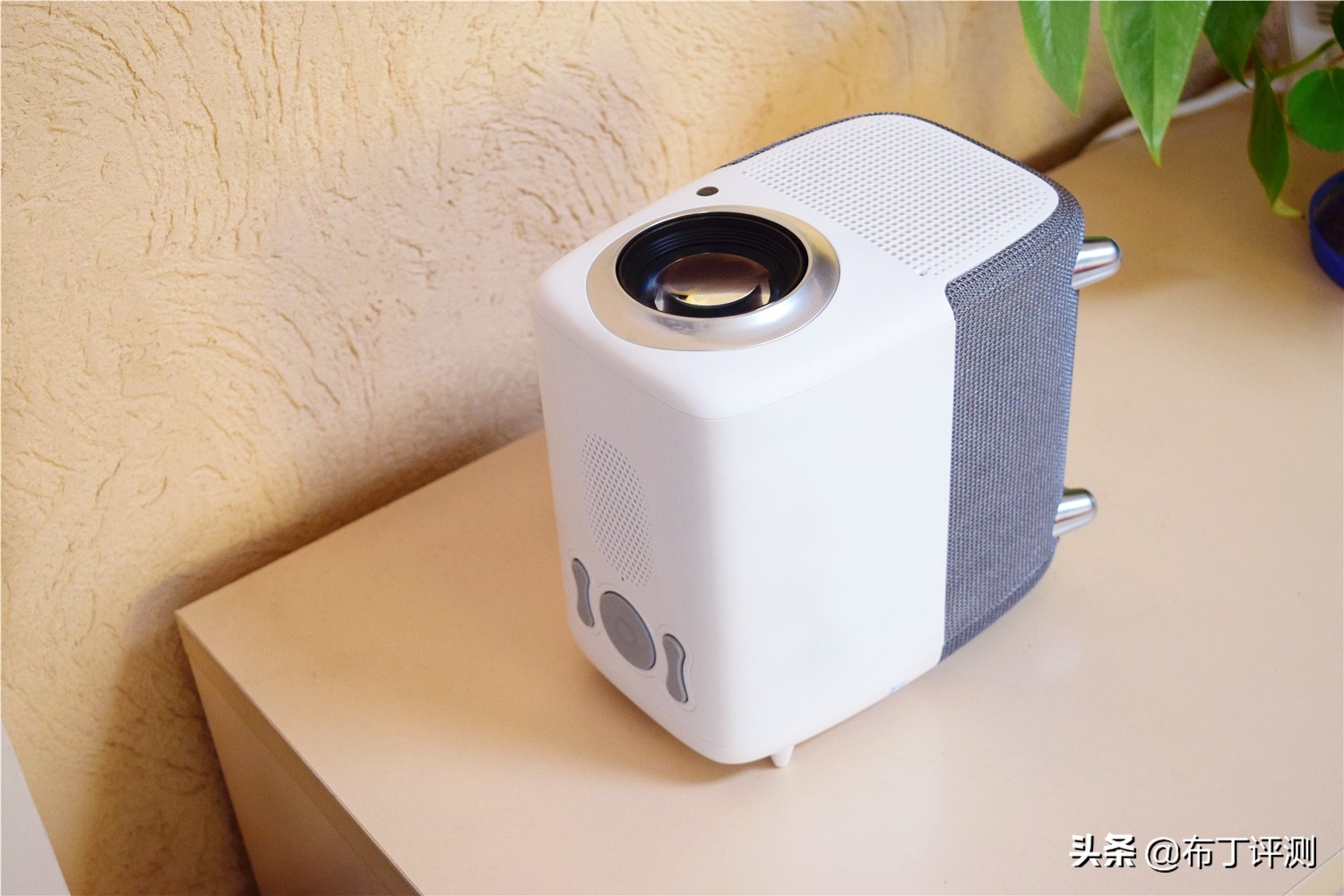 买大屏电视机还是买智能投影,投影机和液晶电视哪个比较实用