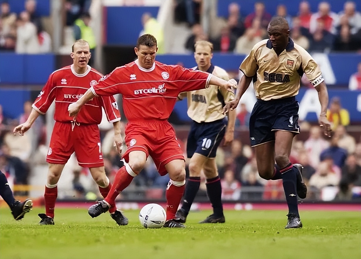 加斯科因挑球过人视频,加斯科因踩球过人