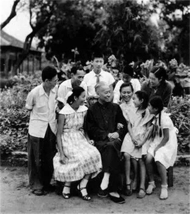 王光美回忆：为何*少奇刘**当选国家主席却没笑容？