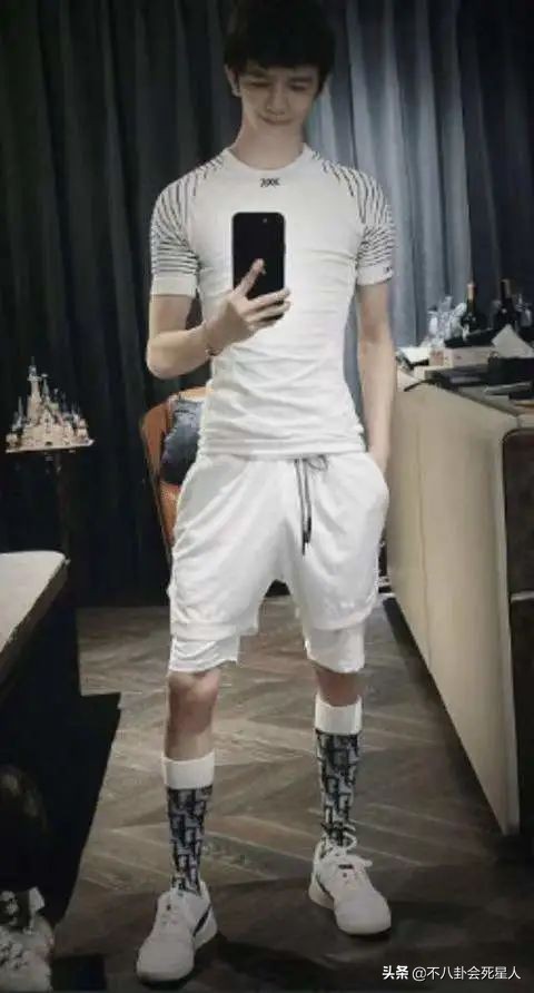 健身有效和健身无效的男演员,男明星无器械健身