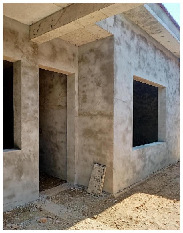 农村建房从墙上摔下来受伤谁负责,农村建房工人自己跌落怎么赔偿