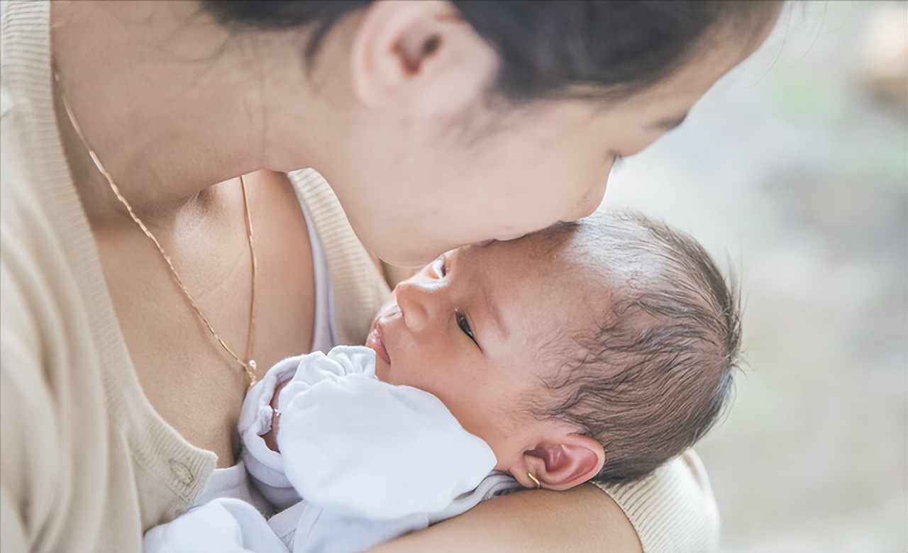 三个月孩子认母表现,三个月大宝宝认人的表现