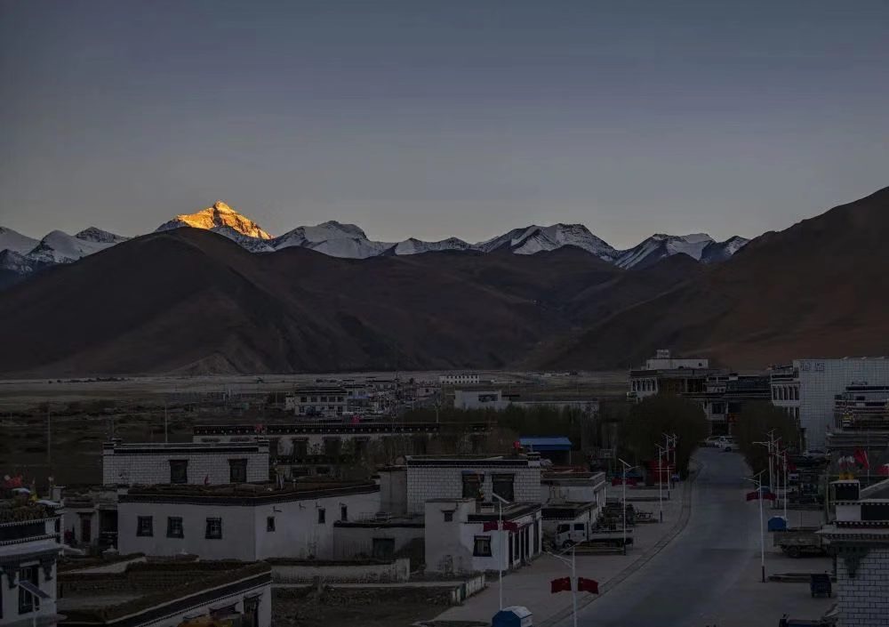 一双球鞋一人一只，凑成“黄金左右脚”！没有什么能够阻挡“运动小子”们的热爱