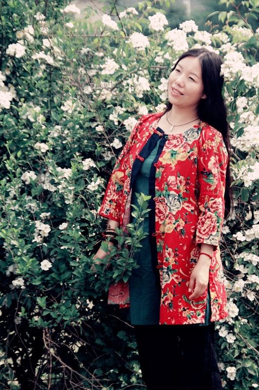 大妈拍照花式姿势丝巾背影,大妈们在海边跳舞拍照举着丝巾