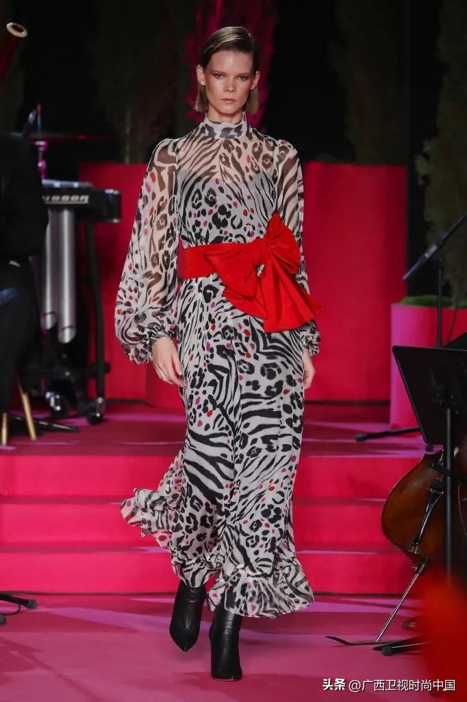 超大纱蝴蝶结怎么搭配,两个小蝴蝶结怎么搭配甜美