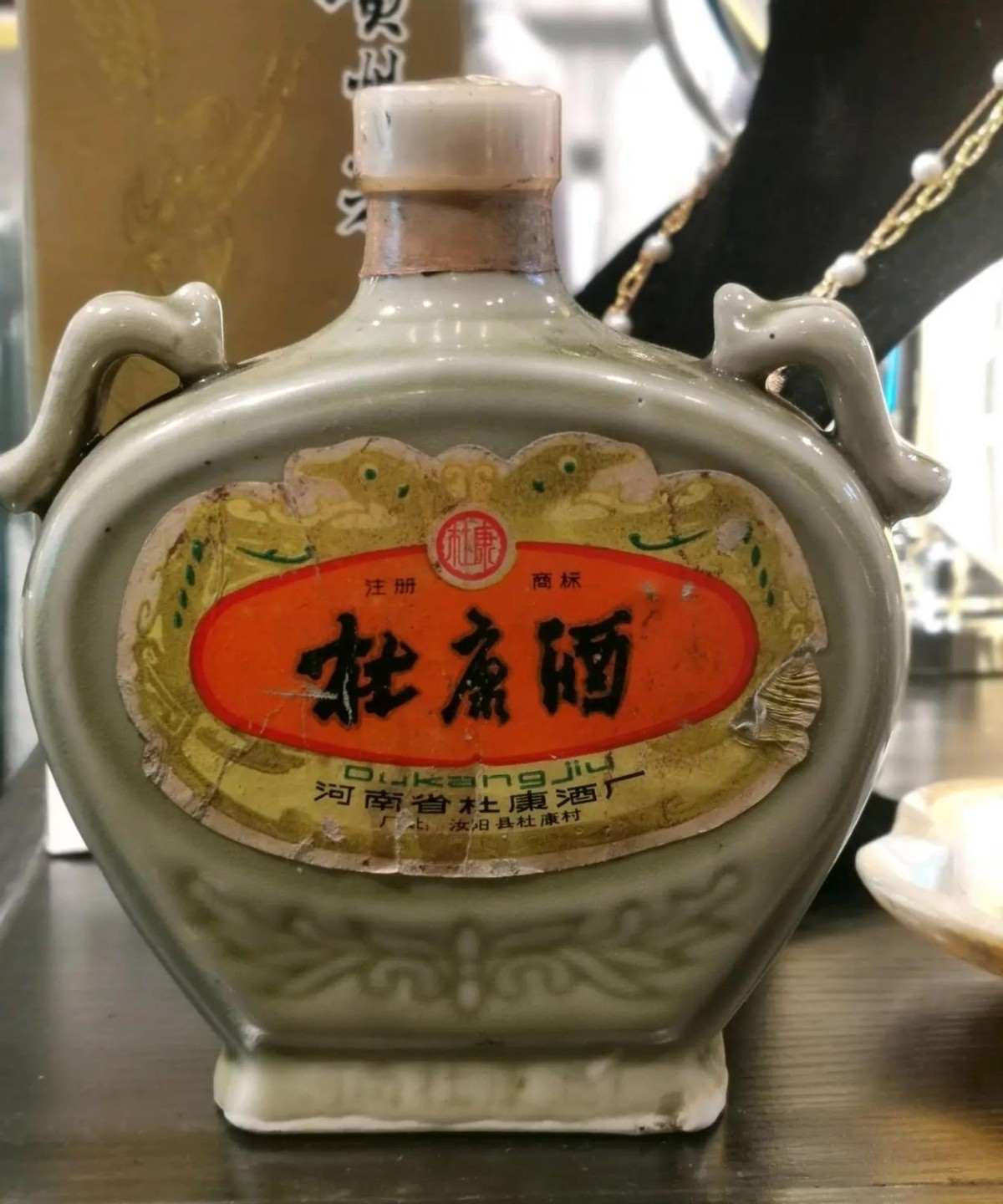 深圳一大爷“藏酒柜”火了，网友眼尖发现“端倪”直呼：真会喝