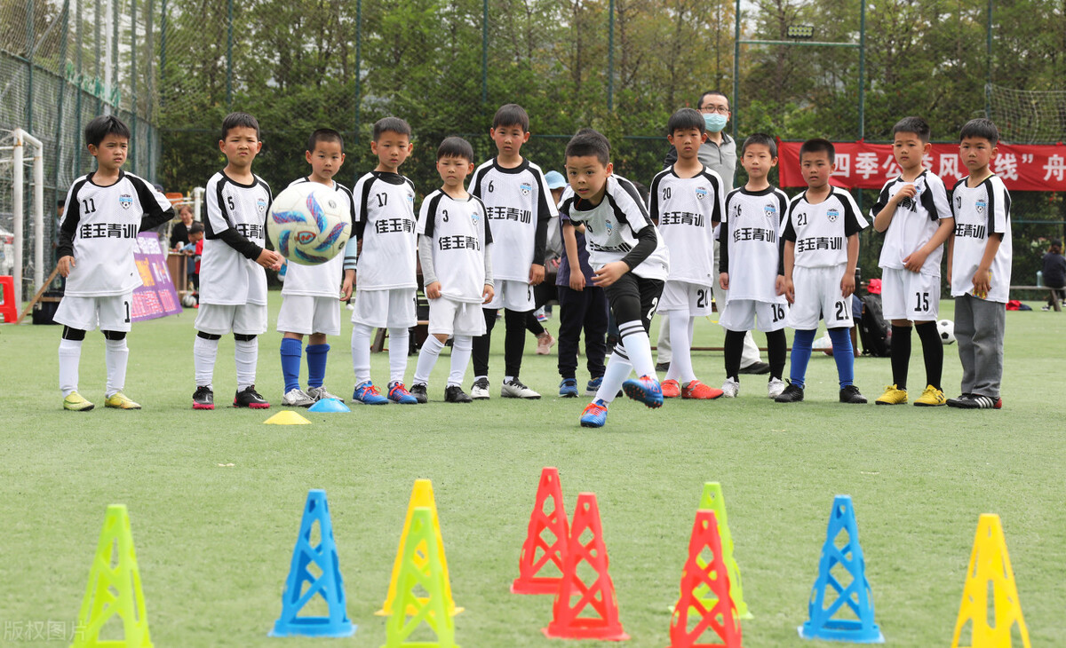 国内7岁足球青训,中国足球踢球的孩子
