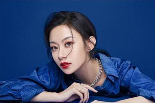 姚贝娜铜像图文,姚贝娜墓地雕塑