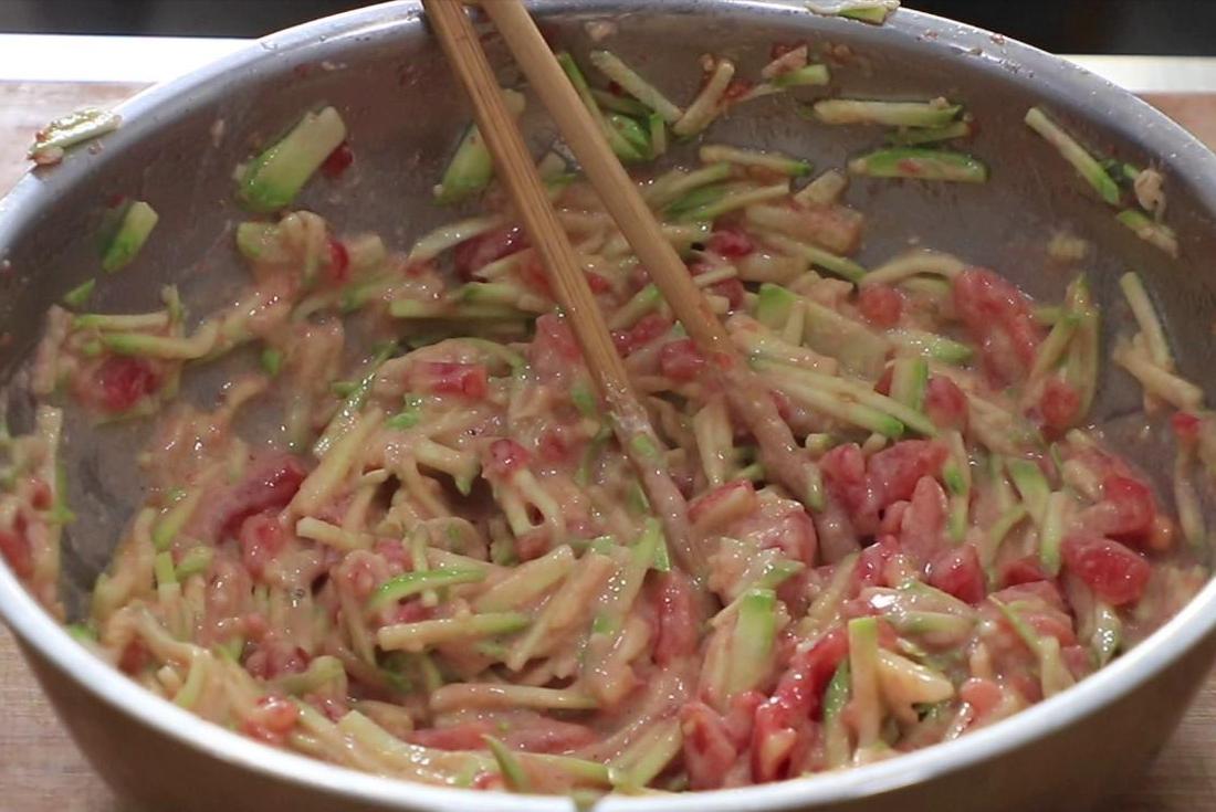 补充钙质和吃一点含钙高的食物,100克芝麻的含钙量比牛奶高多少