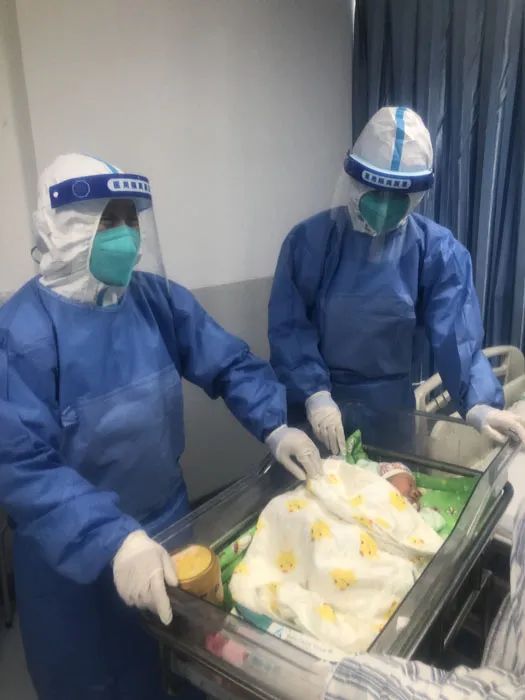 通州居民发长文:“千万不用害怕!(我)亲历小区封控孕妇待产”