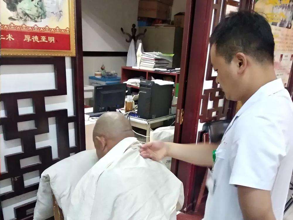 女孩学中药学和口腔医学哪个首选,口腔医学和中药制药哪个专业好