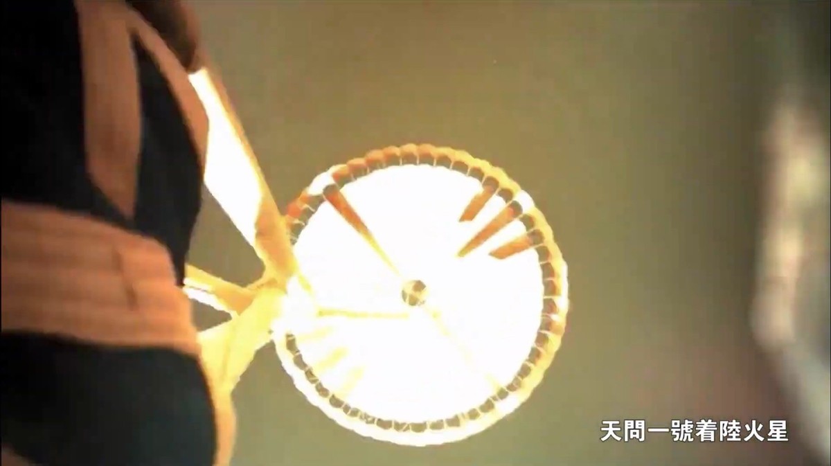 飞机装备巨型降落伞真实吗,要多大的降落伞才能阻止飞机坠机