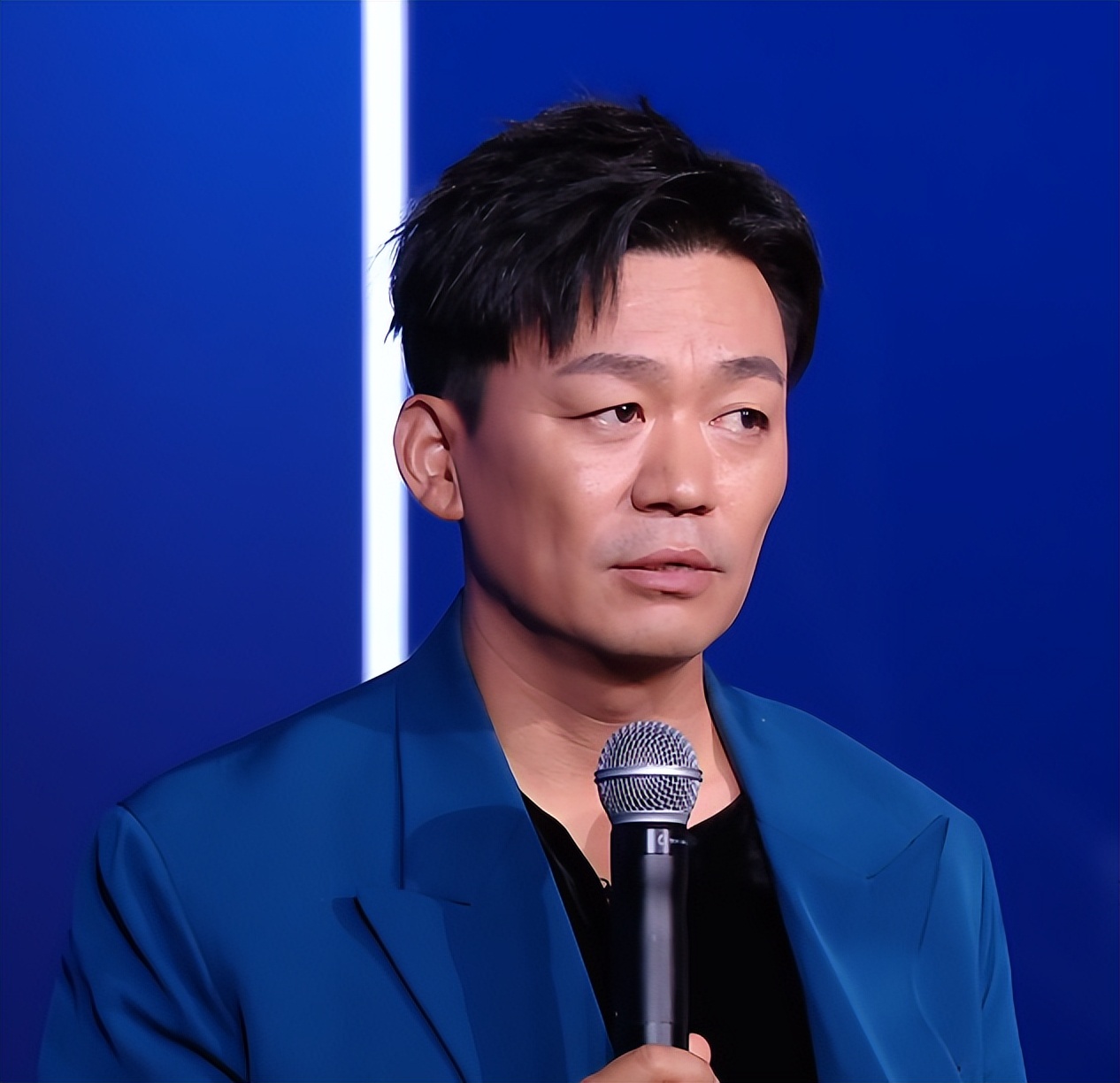 上海这一夜，内娱来了一大半，吴京谢霆锋拿大奖，冯小刚忙着交际