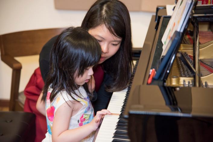 小孩学钢琴时应该要注意什么,孩子刚开始学钢琴学什么
