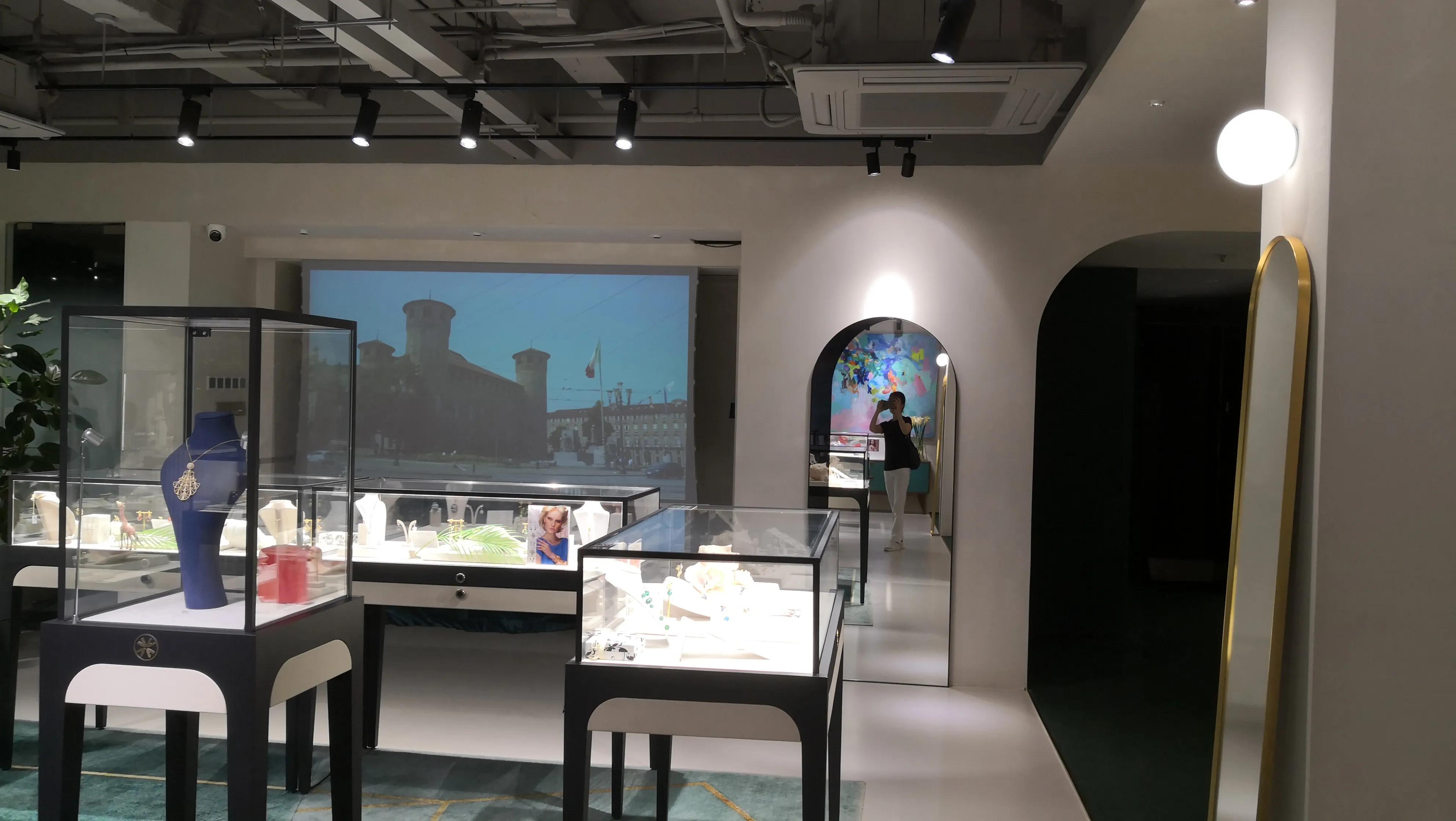 弄堂小吃、欧洲红酒，中西雅俗共赏