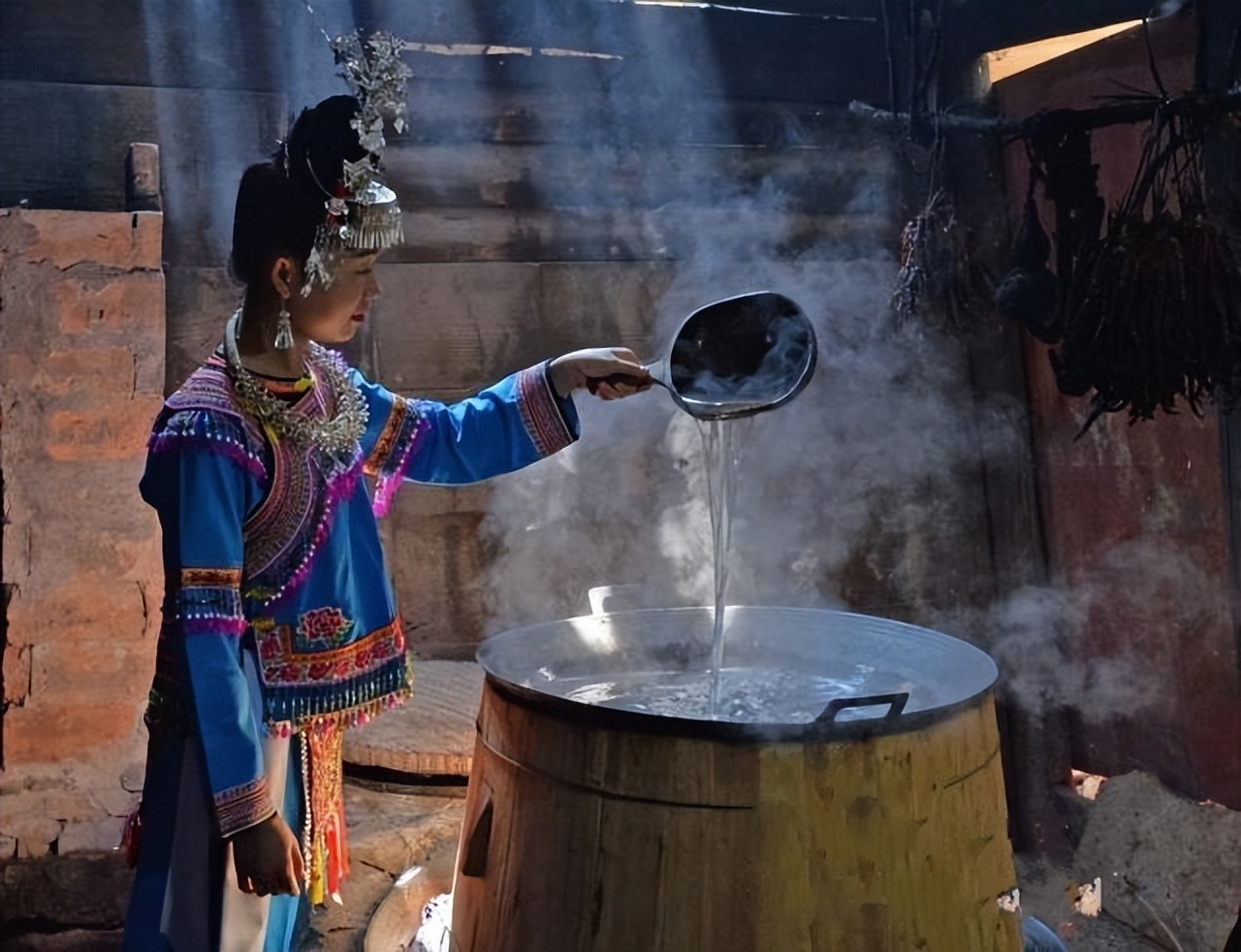 苗家水花酒制作工具,八堡苗家水花酒精美照片