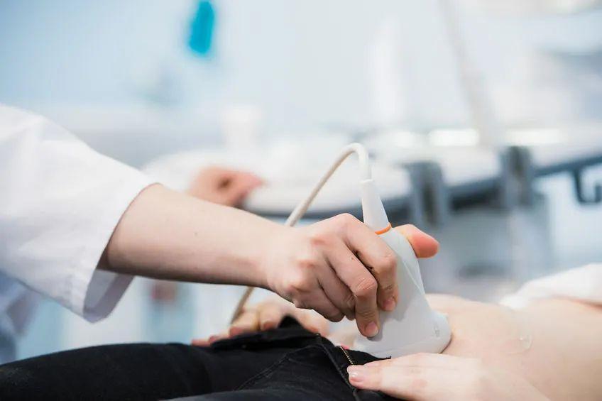 卵巢巧克力囊肿手术影响怀孕吗,卵巢囊肿腹腔镜手术后多久能怀孕