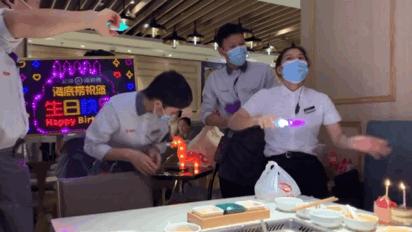 一个人在海底捞过生日尴尬吗,在海底捞过生日是种什么感觉呢