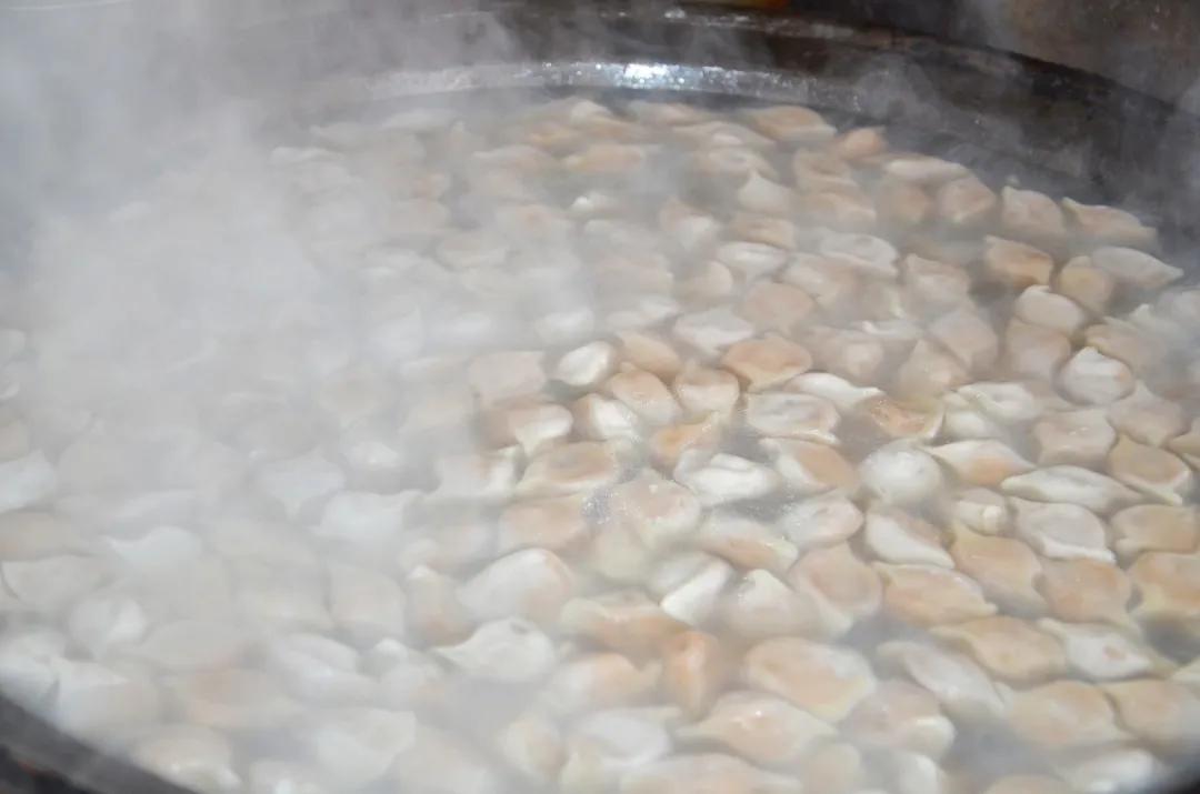 「暖心闻」西安天颐堂中医医院冬至日为患者送上一份“暖心”的健康饺子，愿疫情早日离去，望患者早日康复