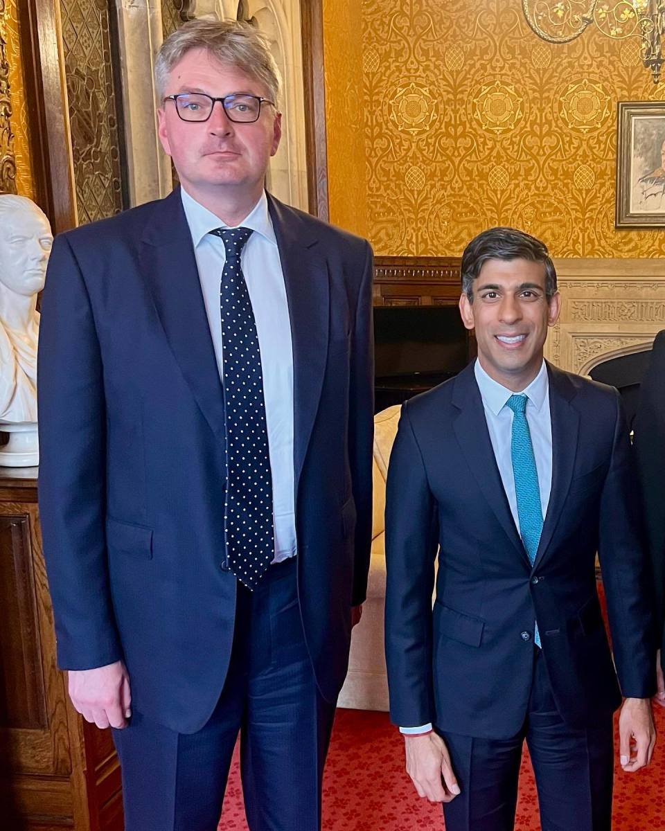 英国议员与苏纳克合影,英国首相苏纳克被支持吗