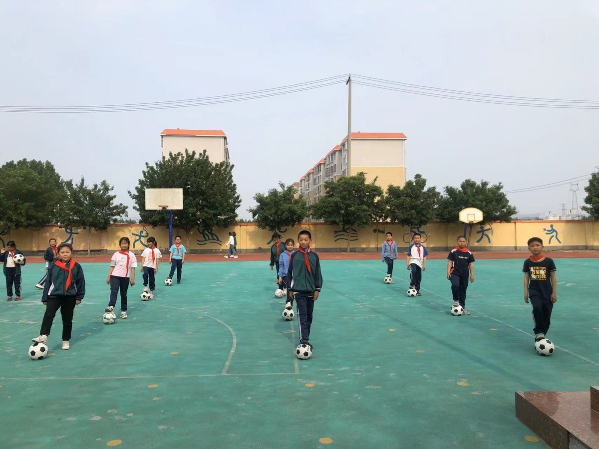 足球颠球专项活动,小学足球颠球比赛