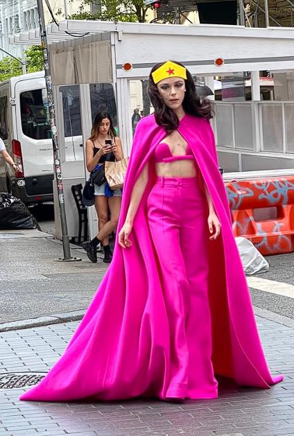 科勒卡戴珊一身红衣服出镜,科勒卡戴珊穿白西装图片