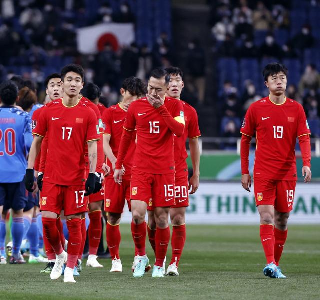 女足夺冠男足遭殃，批评男足哪家强，解说席上去找黄健翔