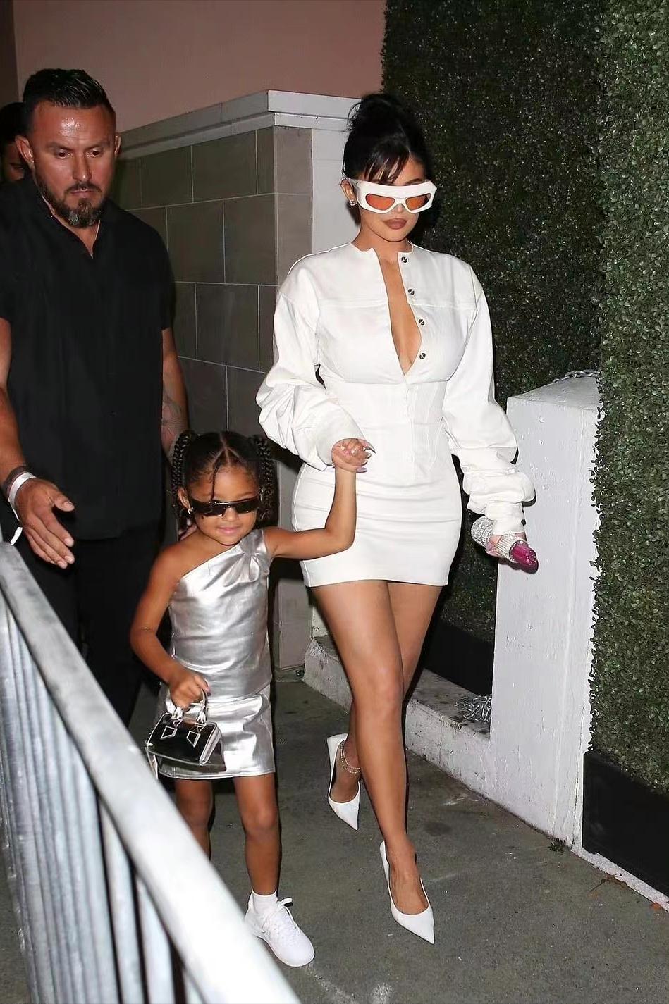 卡戴珊终于同框看上去太高兴,卡戴珊全黑蒙面造型和肯豆合影