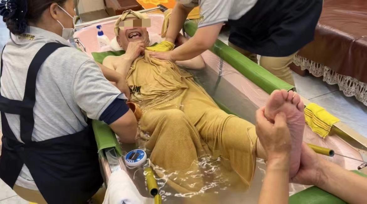 入户助浴师,失能老人享受免费助浴