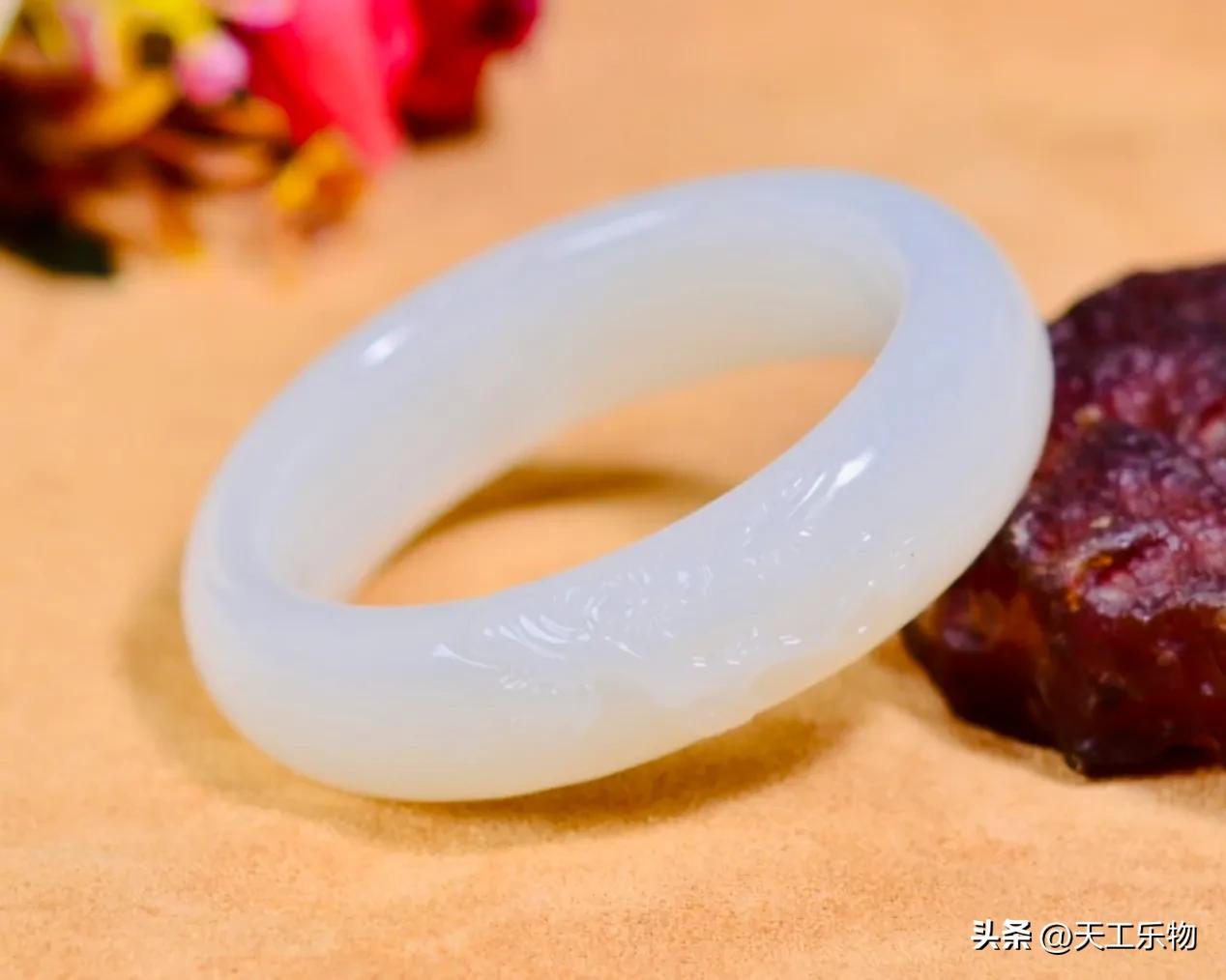 去哪里修复摔裂的玉镯,玉镯摔坏可以修复成金镶玉镯子