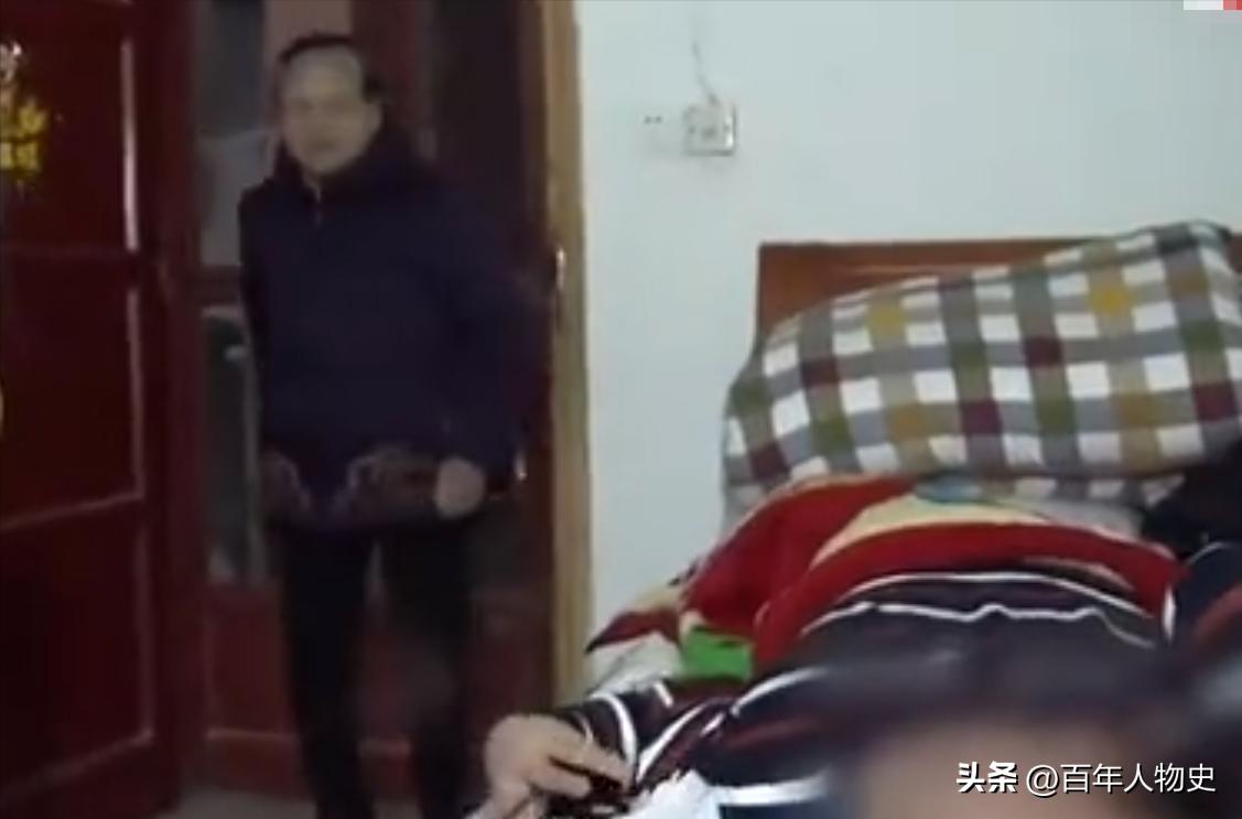 脑瘫男孩被丢给奶奶照顾,13岁孩子瘫痪在床