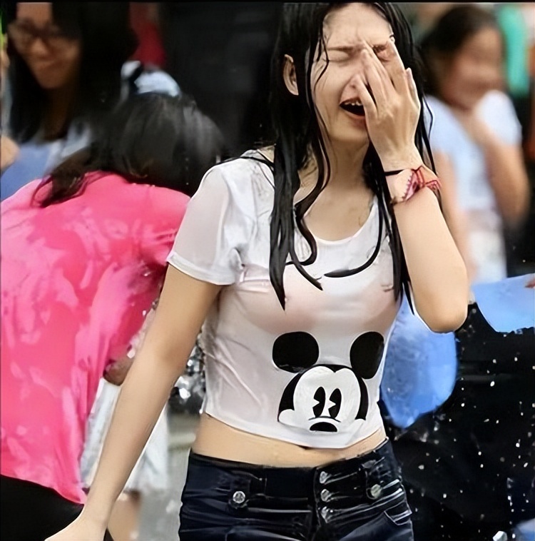 趁着泼水节公然对女生进行骚扰！向女生私密部位喷水还撕扯衣服