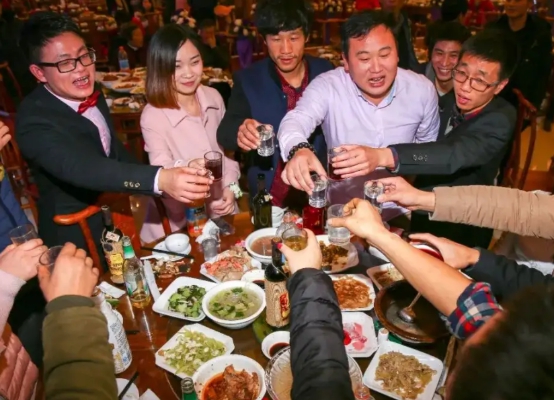 街上的烟酒超市到底靠什么赚钱,街边的烟酒店是靠什么生存