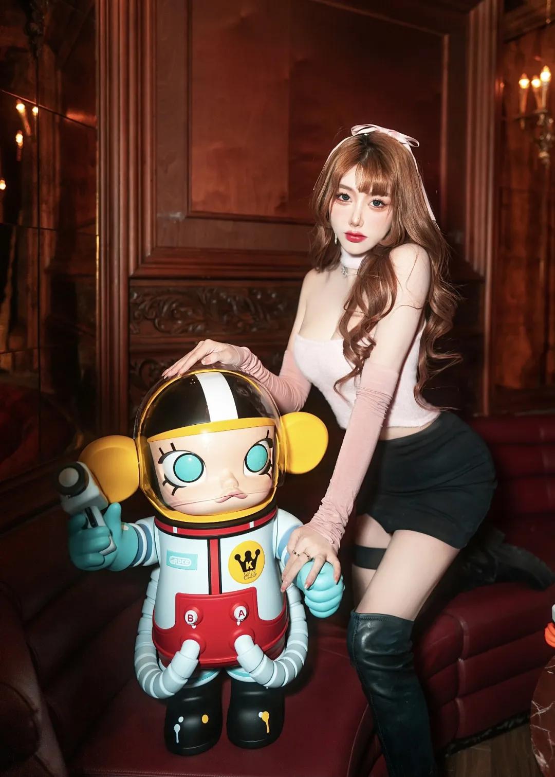 六位数玩偶、30万的AJ，免费送MOLLY，这家潮流店“很来事”