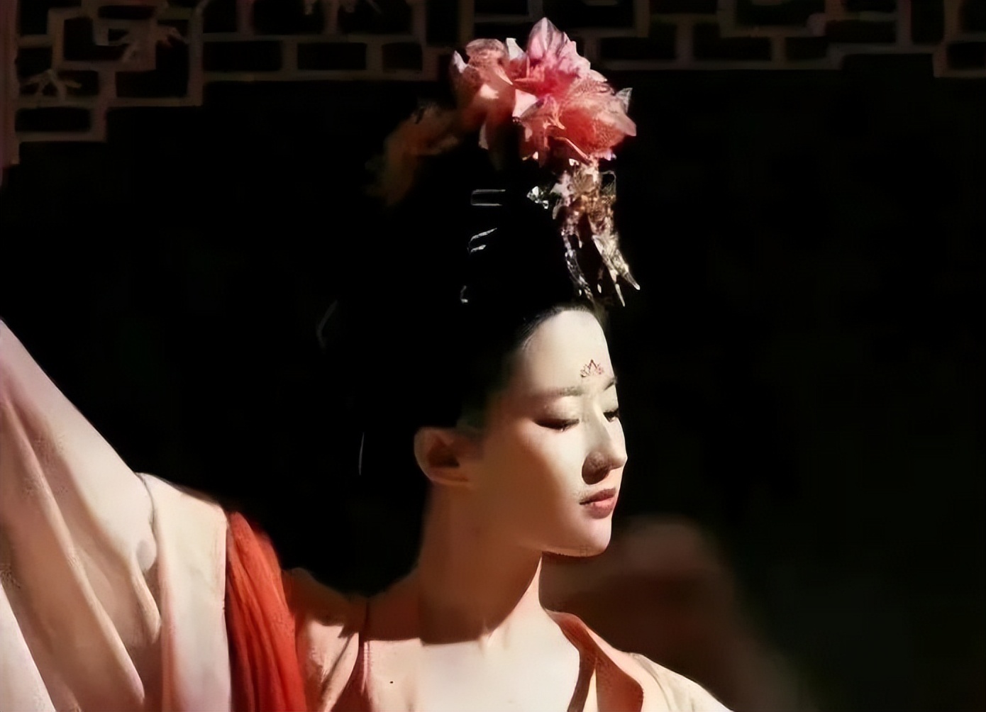 赵盼儿被逼下跪,爱情宝典里赵盼儿是清白之躯吗