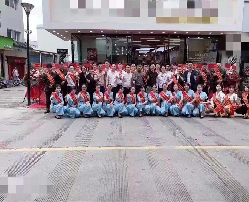 从年入百万，到月薪1500，她的生活正被一栋老宅摧毁