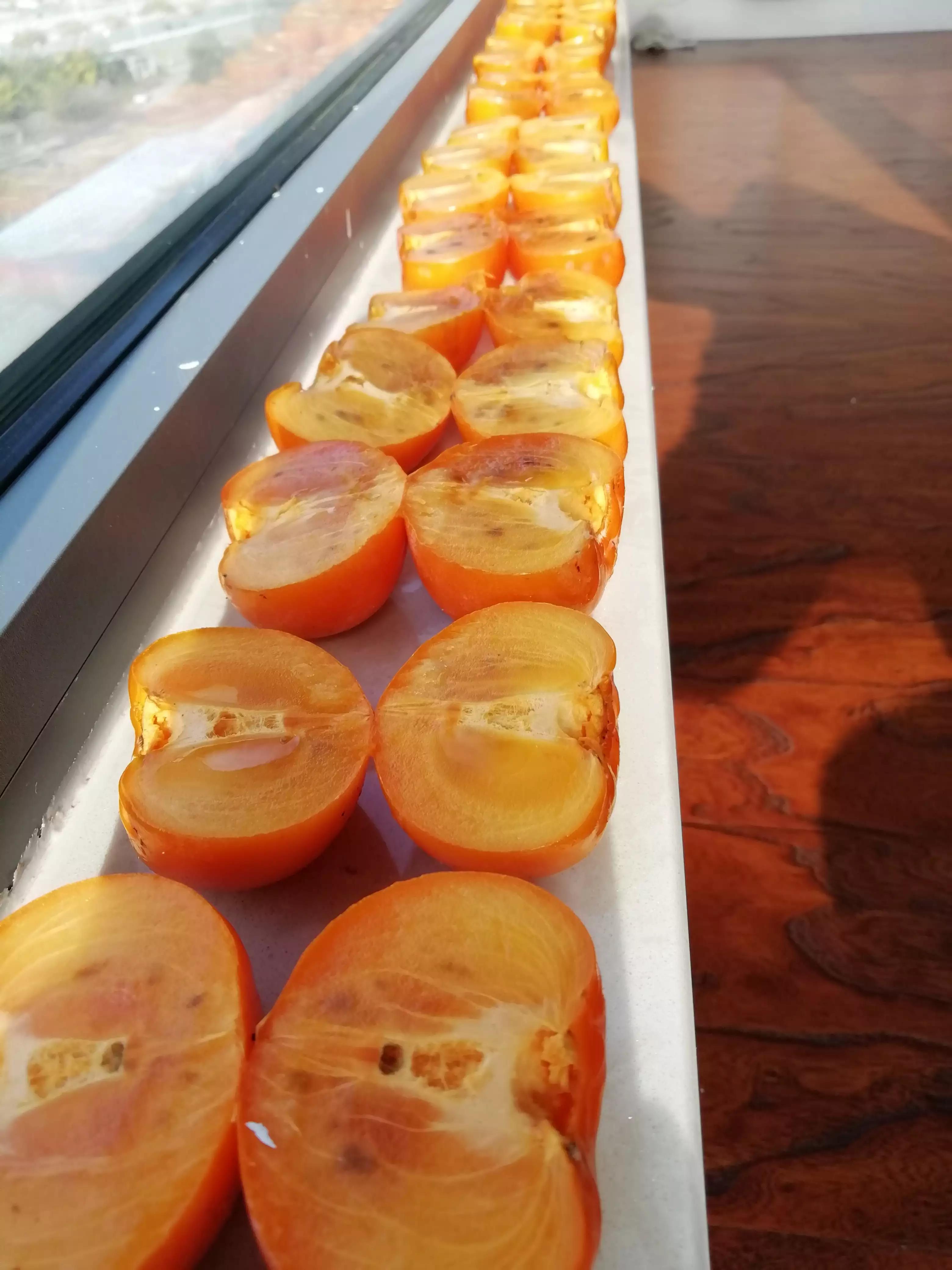 北方农村的孩子，只知道来自南方的桔子，却不认识北方本地的柿子