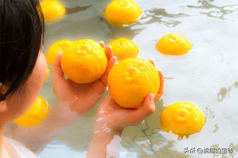 见过拿柚子洗澡吗？日本人必泡，和羊肉汤一样出名的冬至柚子浴