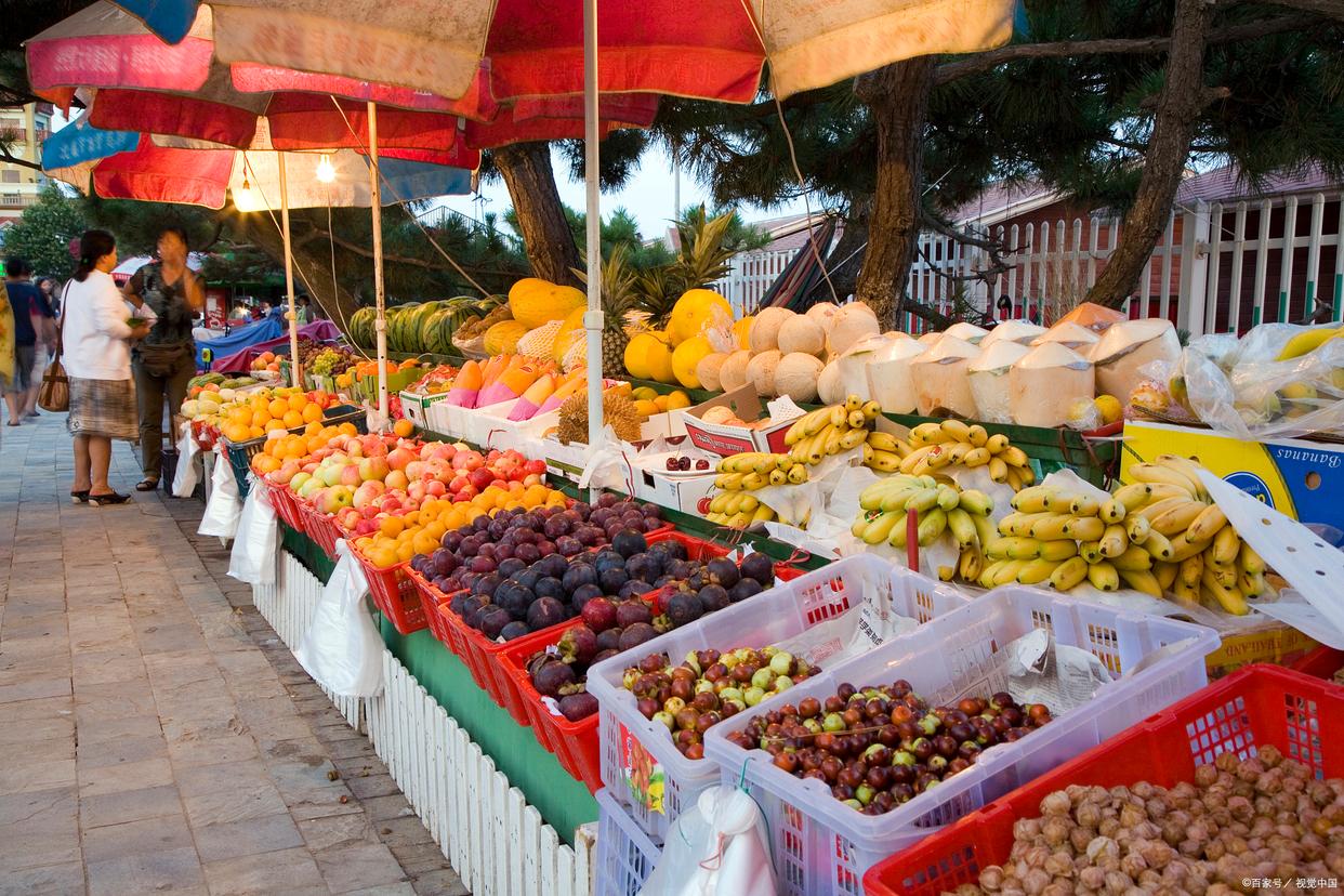 男子买水果遇缺斤短两反被怼,男子质疑摊主西瓜缺斤少两被怼