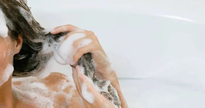 头皮屑与菌群有关，科学的去屑建议