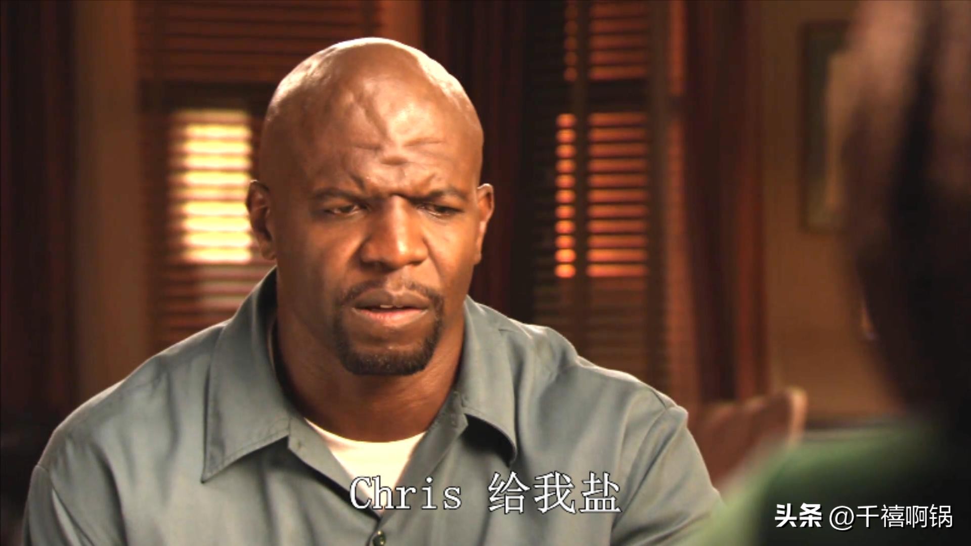 走在街上遇见强盗该怎么办?网友:当然是凉拌啊!