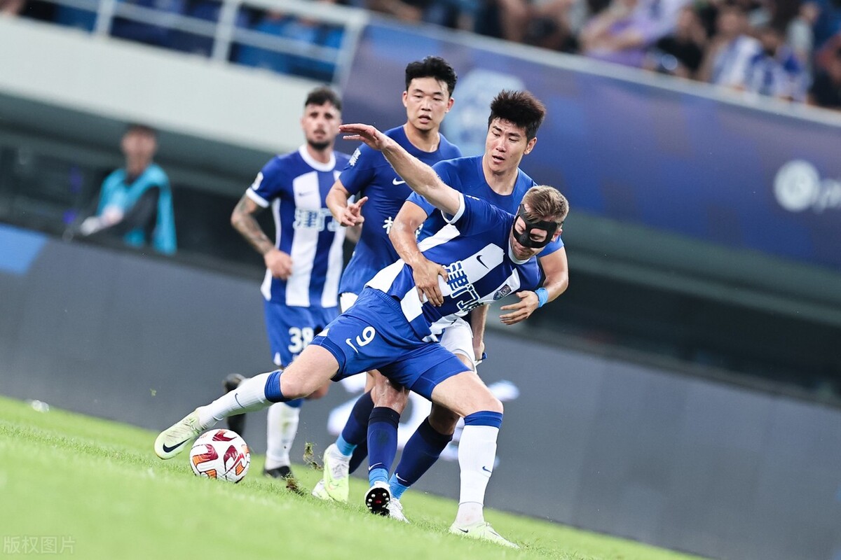 天津津门虎各个球员穿的球鞋,天津津门虎外援看于根伟踢球