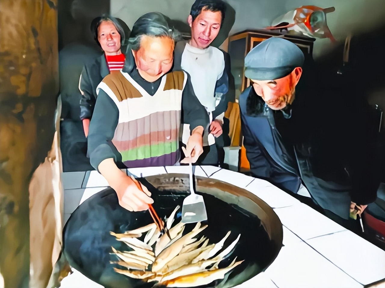 湖北一山洞吐鱼视频,湖北一山洞每年吐鱼