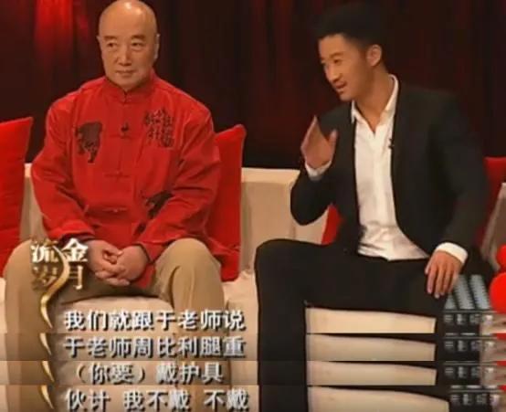 心痛！于海双胞胎儿子跪在墓前哭到崩溃，妻子卧床不起精神状态差