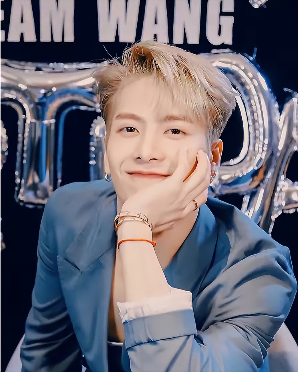 王嘉尔和高个子粉丝合影,王嘉尔为什么和那么多粉丝合影